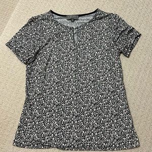 Laura Petites top with pearl buttons and key hole opening at front.  Size XS